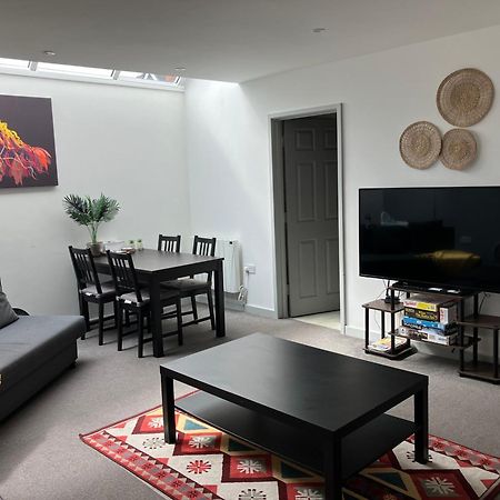 Lancing Apartments - Spacious 2 Bed - Sleeps 6 - Burnham Village Slough Esterno foto