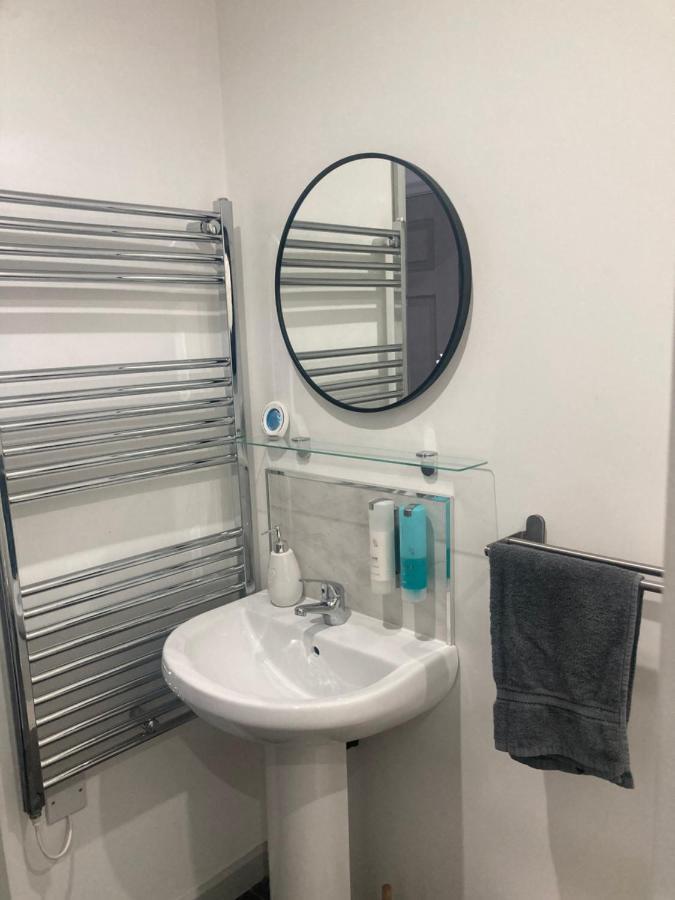 Lancing Apartments - Spacious 2 Bed - Sleeps 6 - Burnham Village Slough Esterno foto