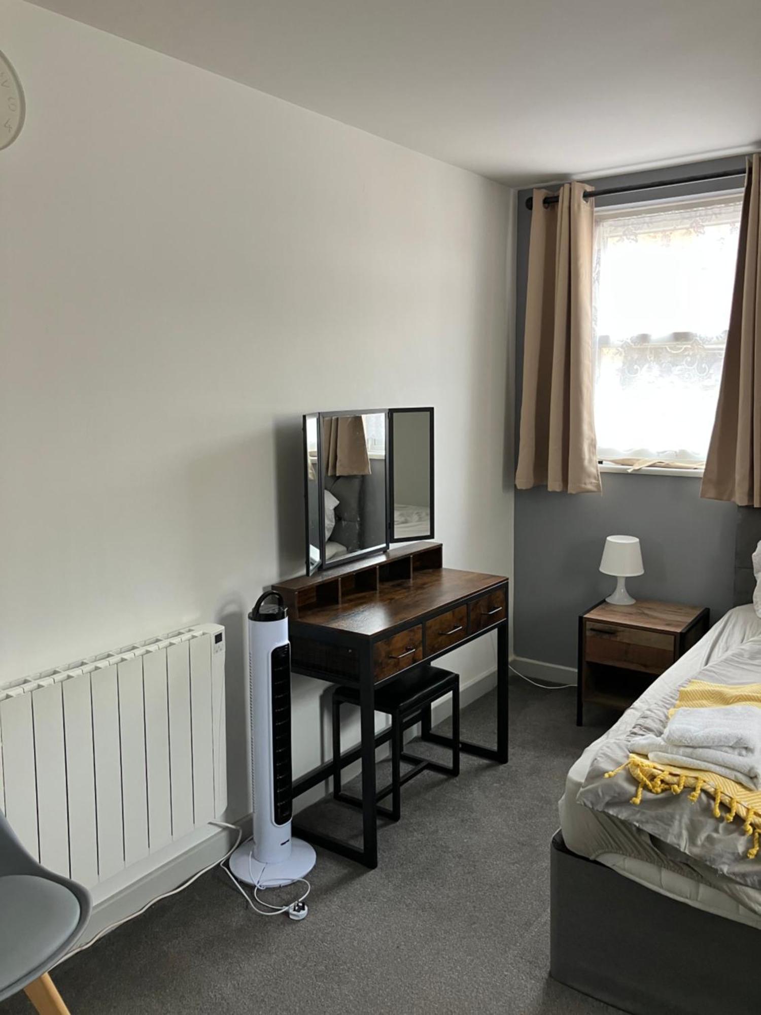 Lancing Apartments - Spacious 2 Bed - Sleeps 6 - Burnham Village Slough Esterno foto